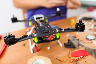 drone tamiri yapan erkek