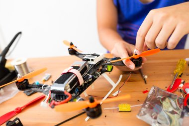 drone tamiri yapan erkek