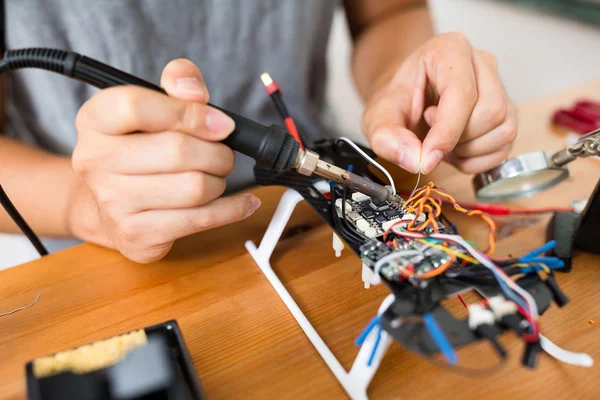 Homem usando soldagem para reparação de drone — Fotografia de Stock