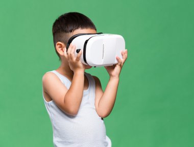 sanal gerçeklik kulaklık ile küçük çocuk