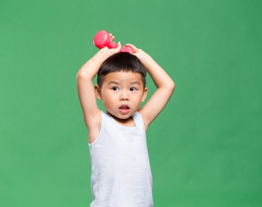 Küçük çocuk kadar halter kaldırma