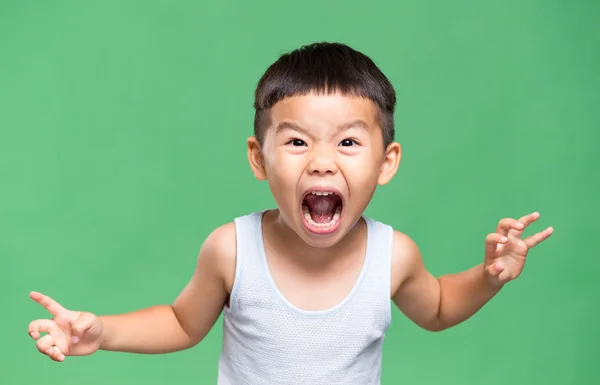 Excité asiatique petit garçon hurler — Photo