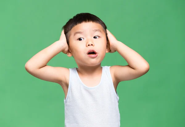 Aziatische jongen die betrekking hebben op zijn oren — Stockfoto