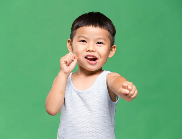 Aziatische jongen spelen kung fu gebaar — Stockfoto