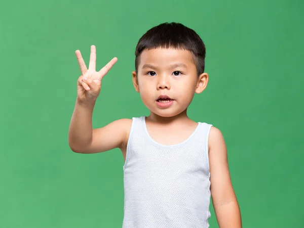 Malý chlapec zobrazeno třemi prsty — Stock fotografie