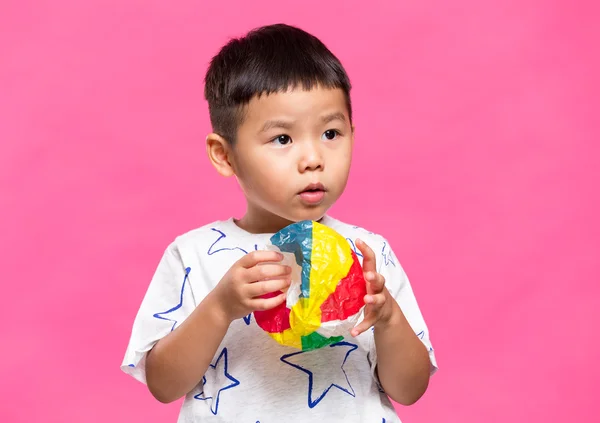 Asiatico bambino giocare con colorato palla — Foto Stock