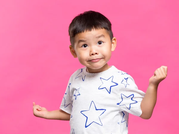 Asiatico piccolo ragazzo mostrando la sua smorfia — Foto Stock