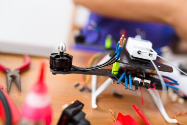 drone tamiri yapan erkek