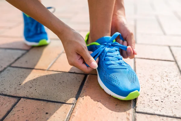Kvinna knyta skosnören för jogging — Stockfoto