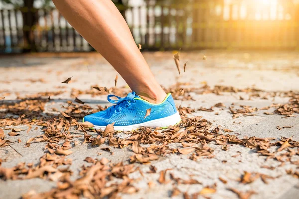 Woman running in a park — Stock Photo, Image