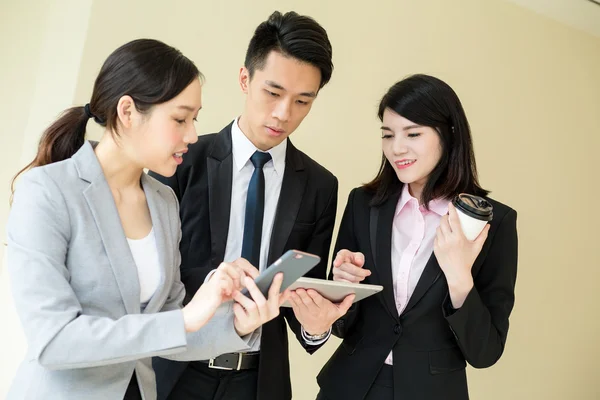 Grupp av asiatiska unga företagare — Stockfoto