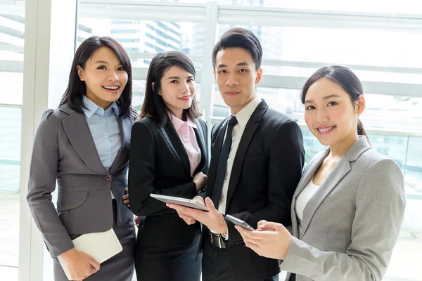 Grupo de asiáticos jovens empresários — Fotografia de Stock