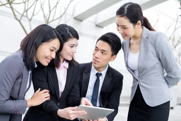 Grupo de jóvenes empresarios asiáticos — Foto de Stock