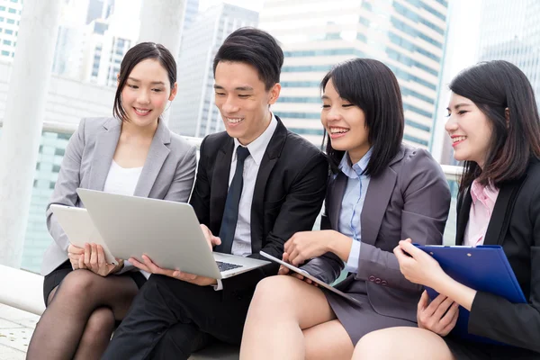 Grupo de asiáticos jovens empresários — Fotografia de Stock