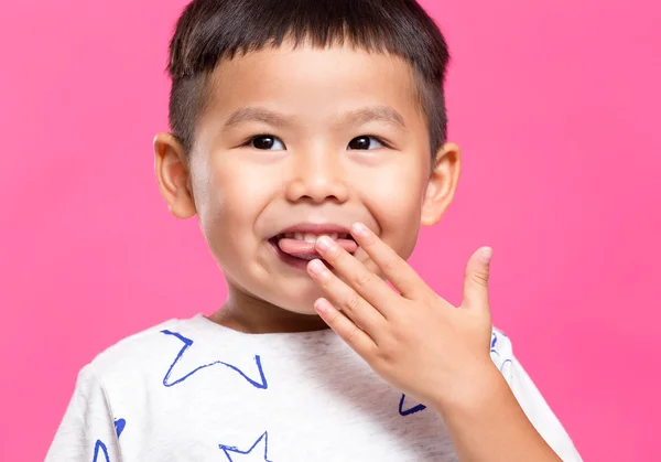 Asiatiska liten pojke äter mellanmål — Stockfoto