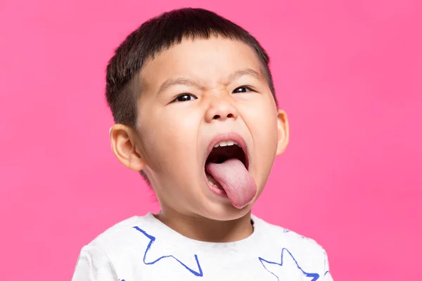 Mały chłopiec trzyma się jego języka — Zdjęcie stockowe