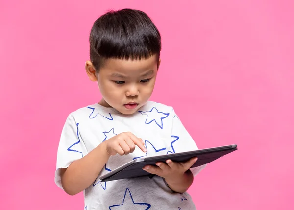 Mały chłopiec korzystający z tabletu cyfrowego — Zdjęcie stockowe