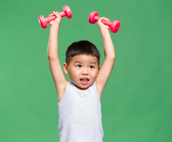 Niño pequeño levantando pesas — Foto de Stock