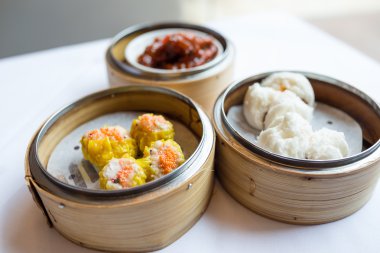 Çin dim sum içinde bambu tepsi