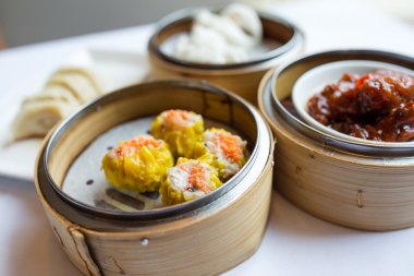Çin dim sum içinde bambu tepsi