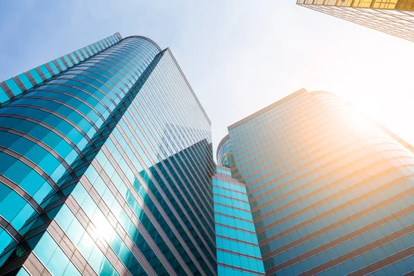 Edificios de oficinas con paredes de vidrio — Foto de Stock