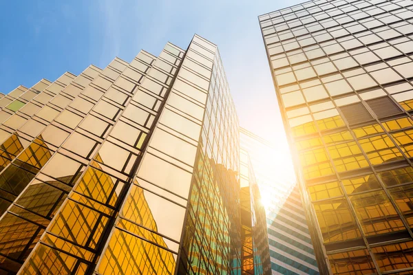 Edificios de oficinas con paredes de vidrio — Foto de Stock