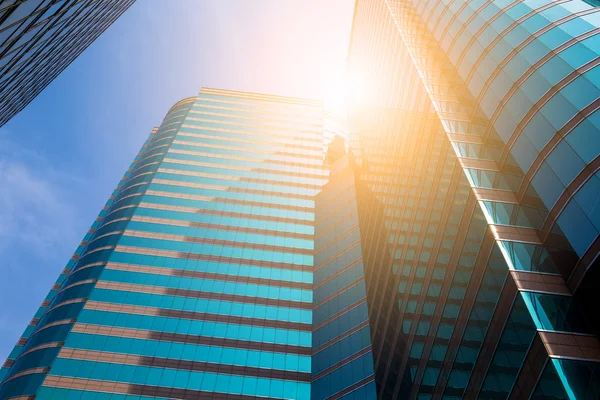 Edificios de oficinas con paredes de vidrio — Foto de Stock