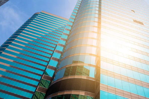 Edificios de oficinas con paredes de vidrio — Foto de Stock