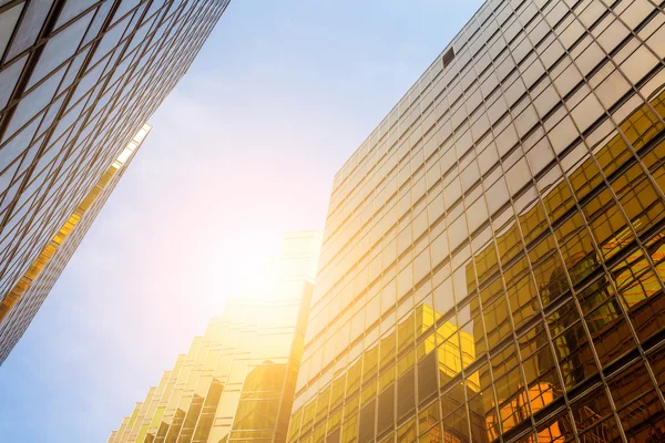 Edificios de oficinas con paredes de vidrio — Foto de Stock