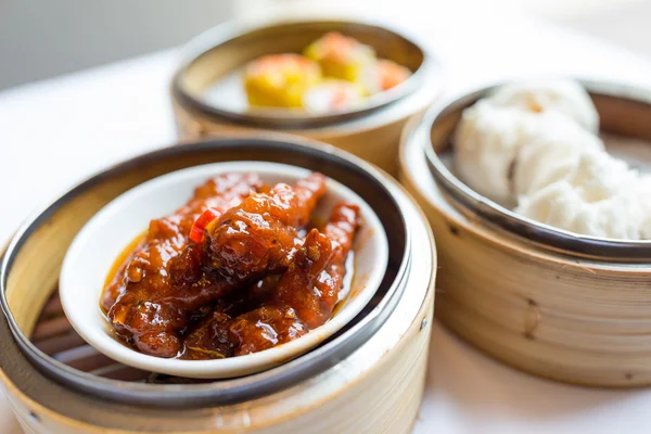 Dim sum chino en bandeja de bambú — Foto de Stock