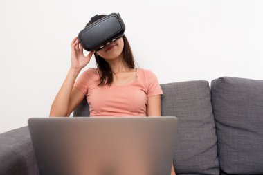 sanal gerçeklik izlerken kadın