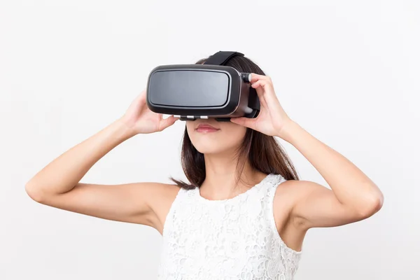 Femeia se uită la dispozitivul VR — Fotografie, imagine de stoc