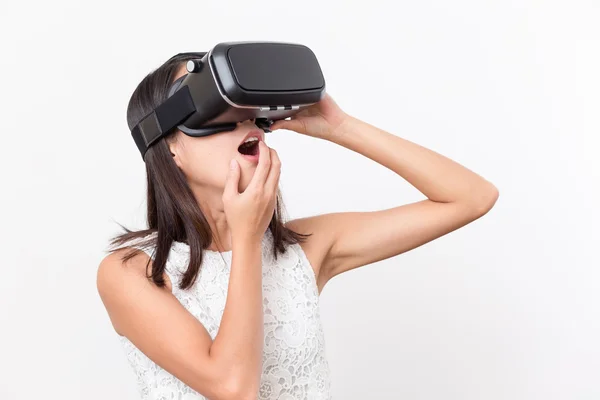 Жінка дивиться з пристроєм VR — стокове фото