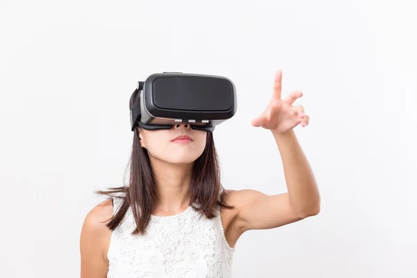 Mujer viendo aunque la realidad virtual —  Fotos de Stock