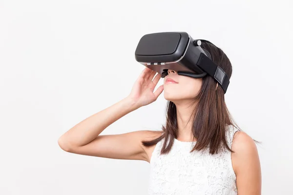 Жінка дивиться хоча VR пристрій — стокове фото
