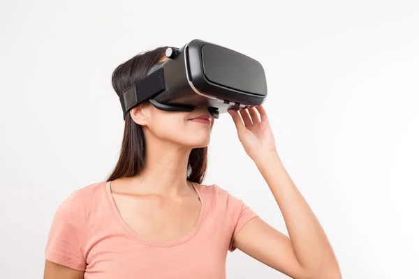 Kobieta szuka choć wirtualnej rzeczywistości — Zdjęcie stockowe