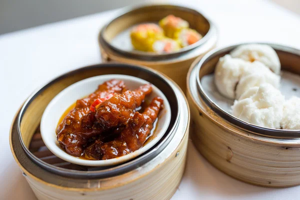 Dim sum chinês na bandeja de bambu — Fotografia de Stock