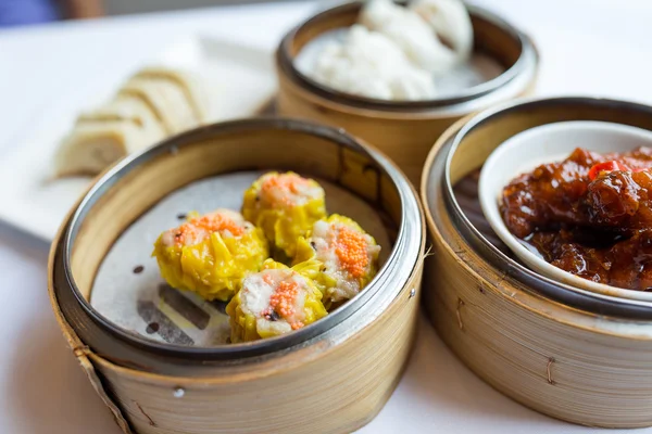 Dim sum chino en bandeja de bambú — Foto de Stock