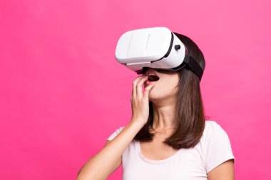 VR aygıtı aracılığıyla arayan kadın