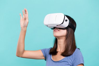 VR aygıtı aracılığıyla arayan kadın