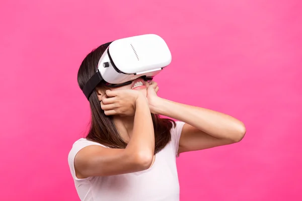Жінка дивиться через пристрій VR і відчуває себе страшно — стокове фото