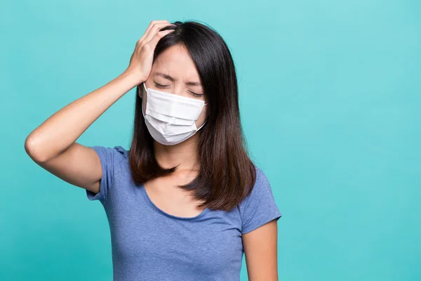 Jonge vrouw gevoel ziek — Stockfoto