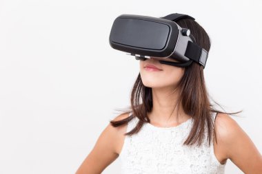 Sanal gerçeklik arayan kadın  