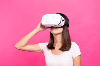 VR aygıtı aracılığıyla arayan kadın