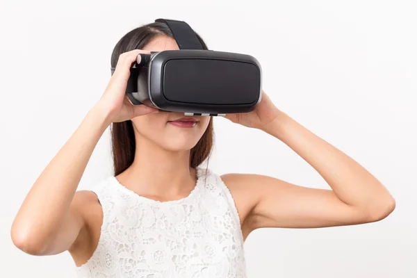 Mujer usando realidad virtual —  Fotos de Stock