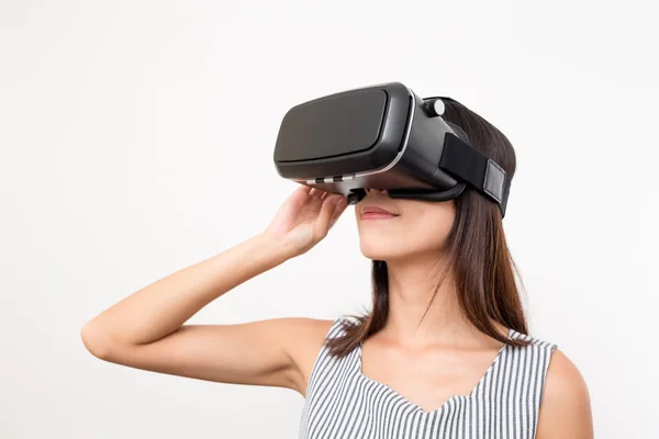 VR aygıtla izlerken kadın — Stok fotoğraf