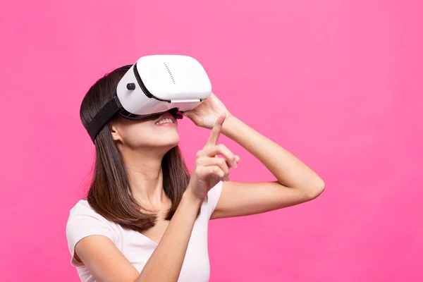 Mujer experiencia a través de dispositivo de realidad virtual — Foto de Stock