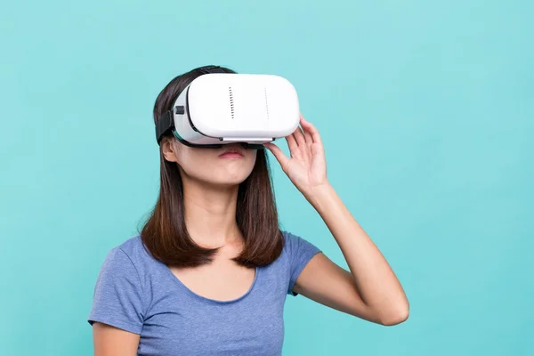 Жінка відчуває через пристрій VR — стокове фото
