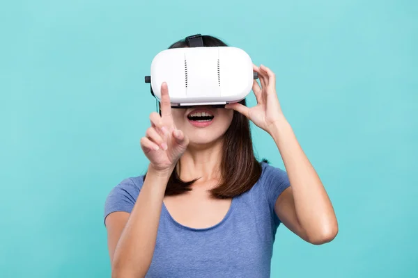 Жінка дивиться через пристрій віртуальної реальності — стокове фото