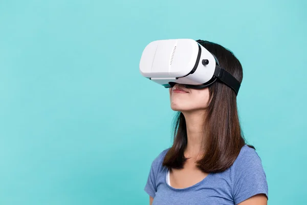 Жінка відчуває через пристрій віртуальної реальності — стокове фото